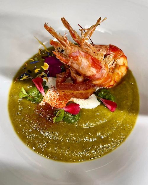 Vellutata di minestrone alla genovese con stracciatella, Pesto, foglia di bacon croccante e gambero fritto